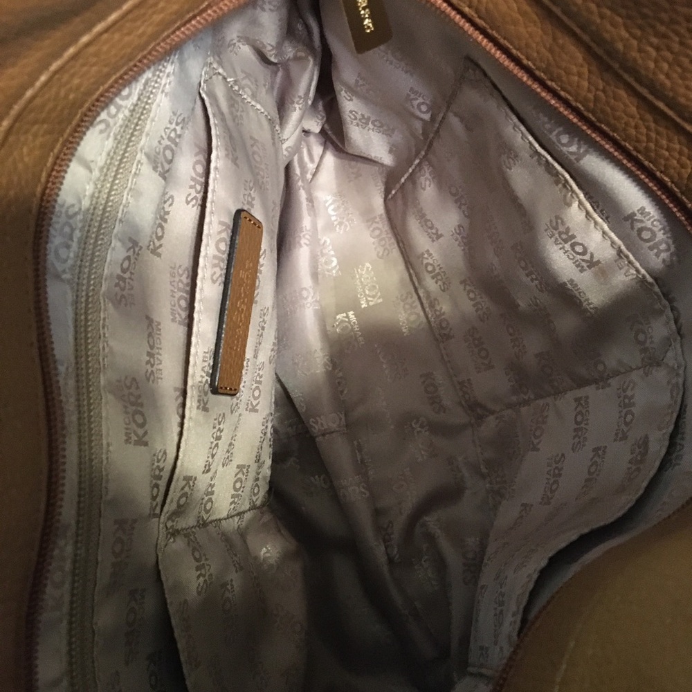 Michael MICHAEL KORS Whipped Chelsea Shoulder Bag - Picture 6 of 9